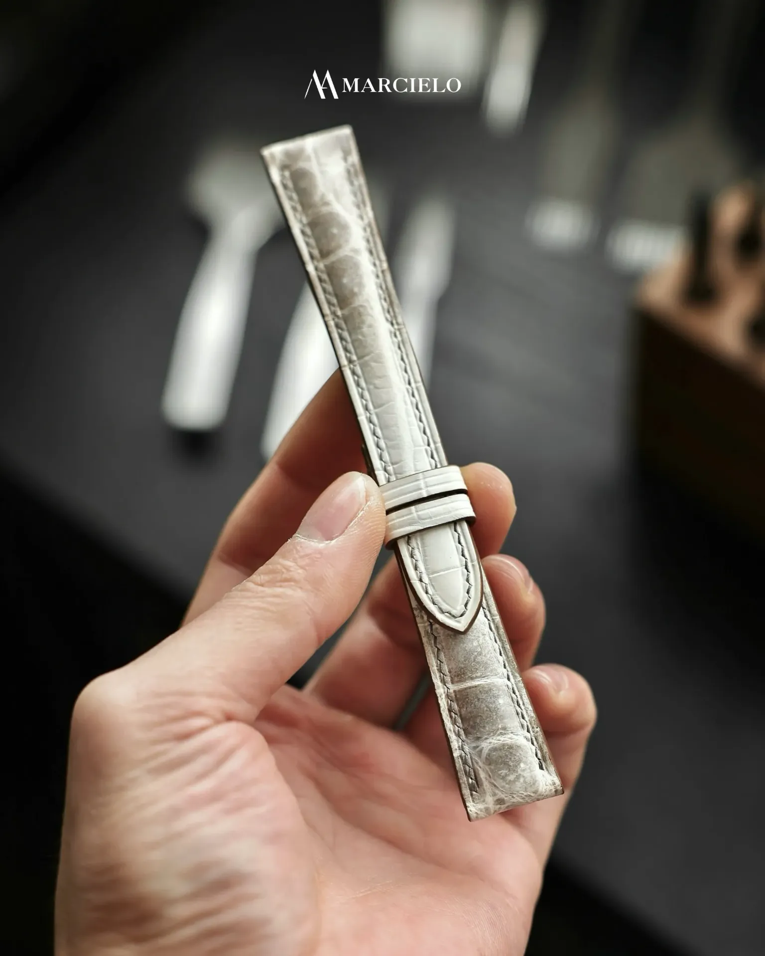 Dây đồng hồ thủ công - Universal  - Da Cá Sấu - Màu Trắng