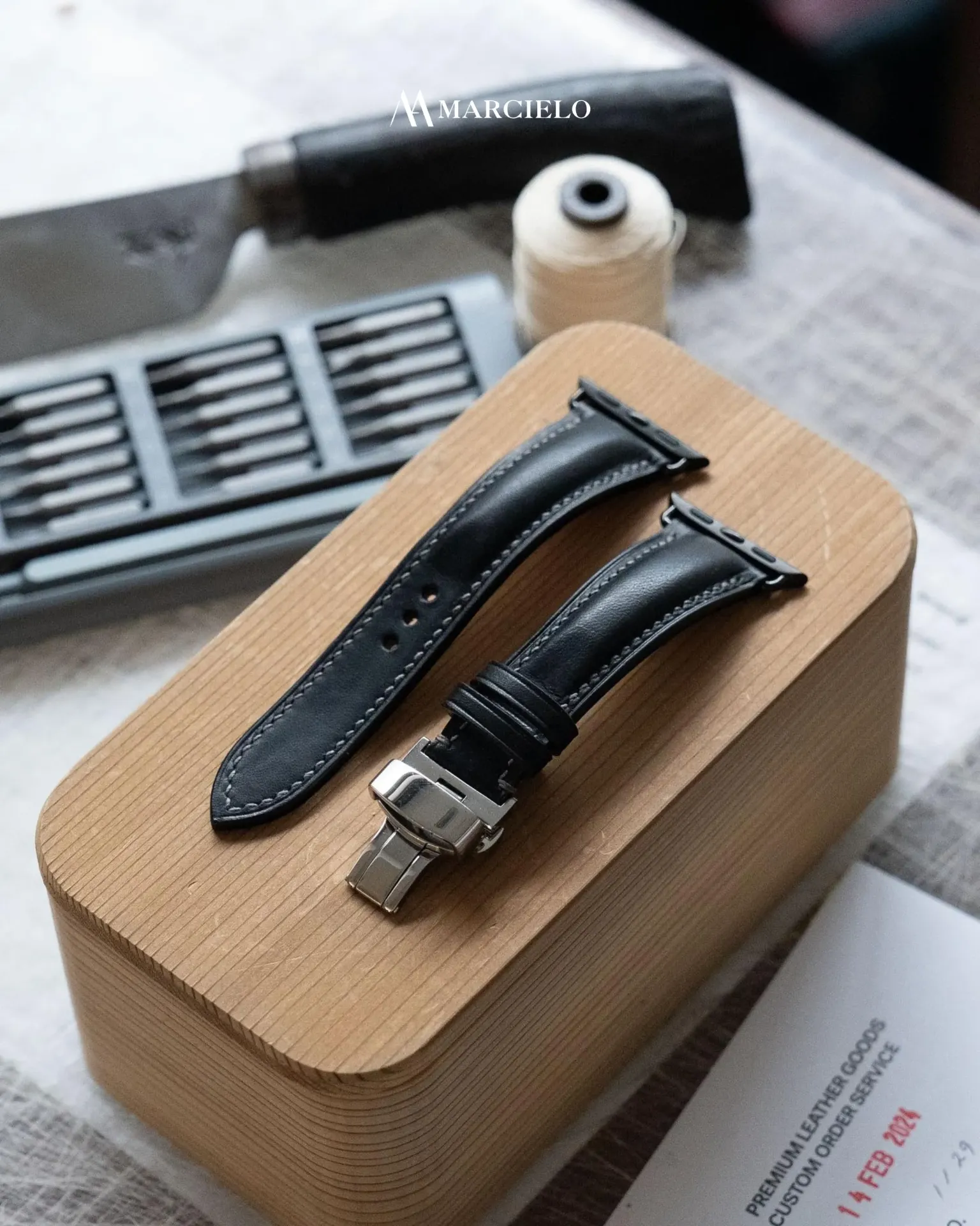 Dây đồng hồ Apple Watch màu Đen (38mm, Khoá kim trắng)