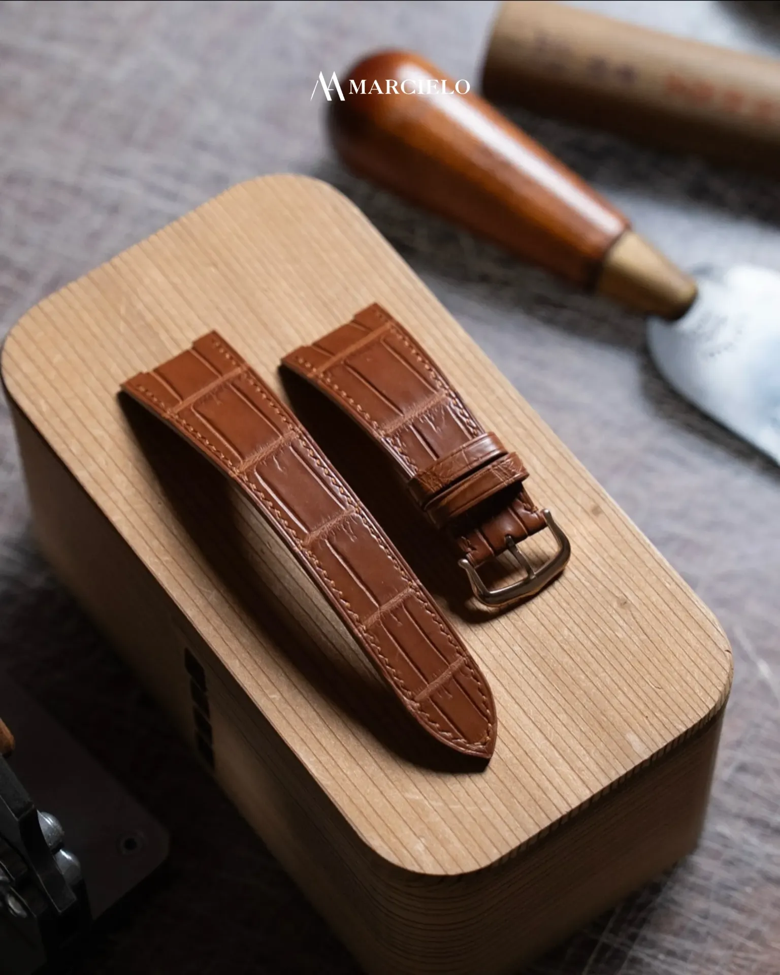 Dây đồng hồ thủ công - Patek Philippe Nautilus - Da Cá Sấu - Màu Vàng Cam